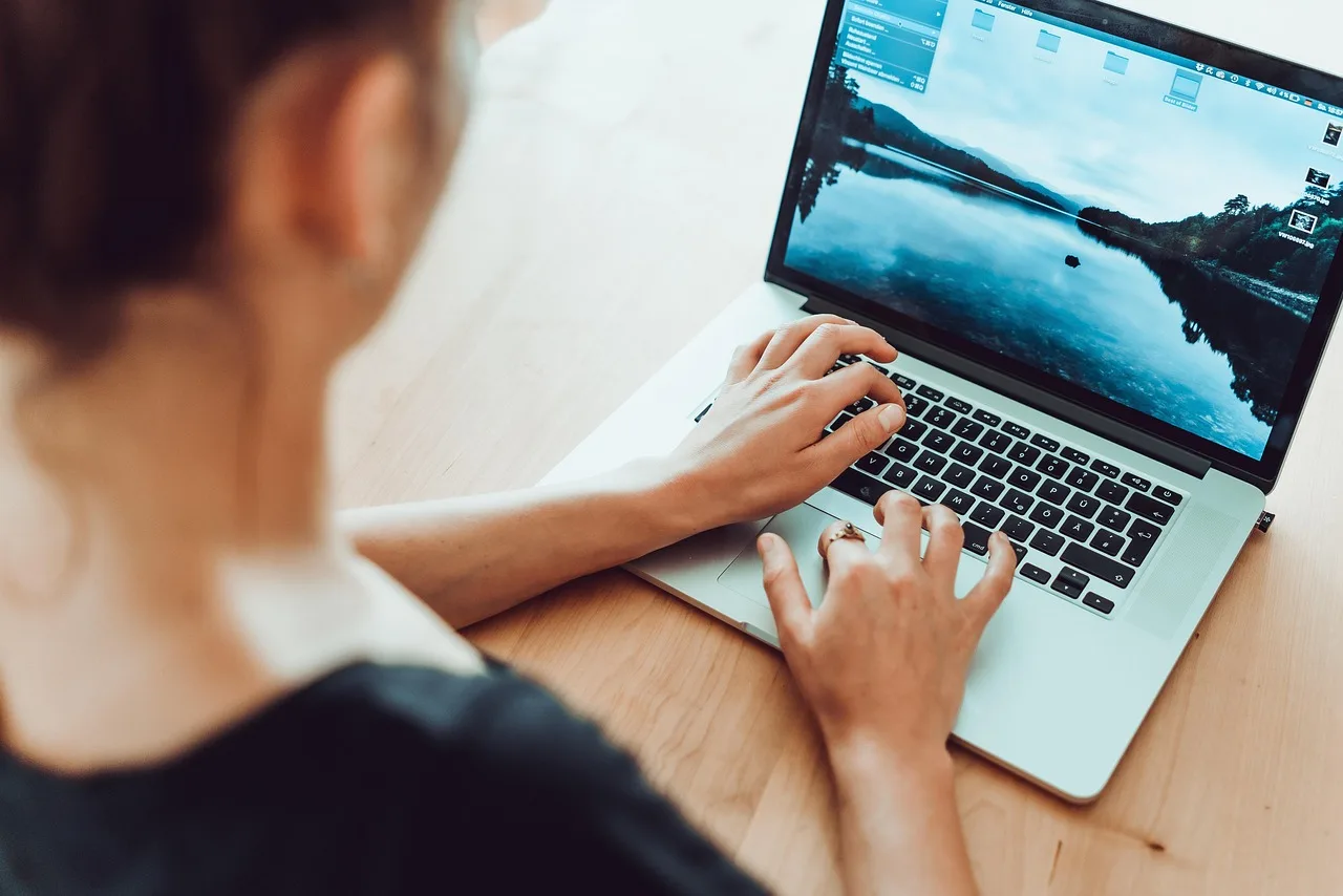 bureau à domicile, entreprise, ordinateur, portable, en milieu de travail, écran, travailler, concepteur, bureau, macbook, créatif, employés, professionnel, écrire, femme, clavier, numérique, devoirs, secrétaire, büroangestellt, employée de commerce, assistance, secrétaire, secrétaire, secrétaire, secrétaire, secrétaire