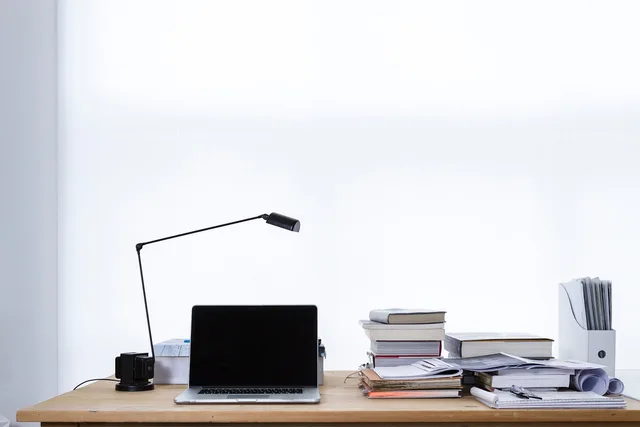 laptop, computer, browser, research, business, work, desk, table, lamp, books, files, office, research, research, research, research, research, desk, files, office. Réaliser une étude sectorielle en Suisse
